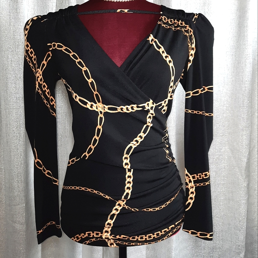 BOLD ELEMENTS CUT TO CURVE LONG SLEEVES V-NECK BLOUSE BLACK AND GOLD SM